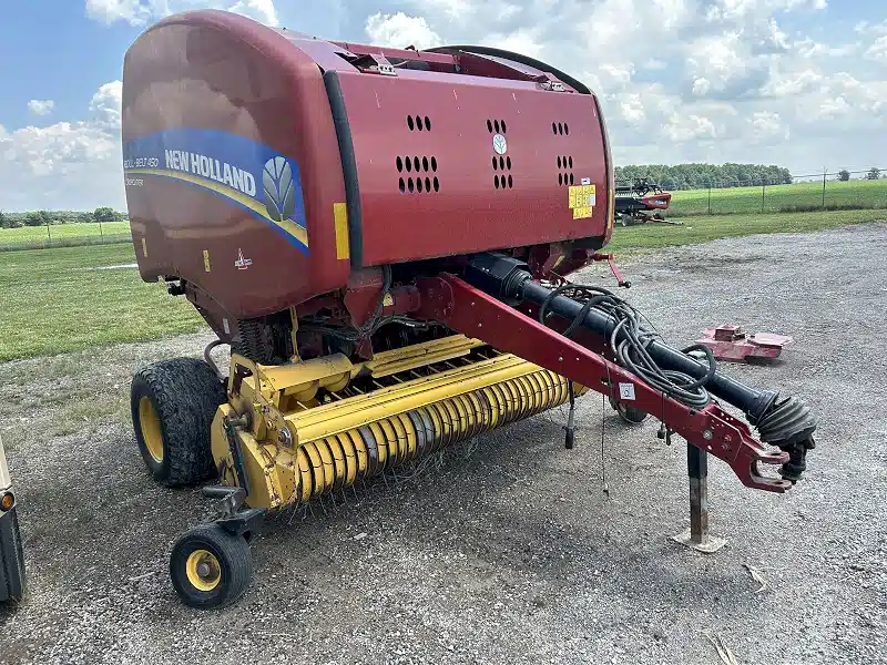 Gallery image 2 for Used 2016 New Holland ROLL-BELT 450 Round Baler