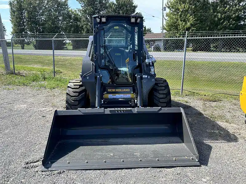 Gallery image 2 for 2025 New Holland L328 RG-NA Skid Steer