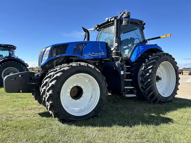 Gallery image 1 for 2025 New Holland T8.325 PLMI Tractor