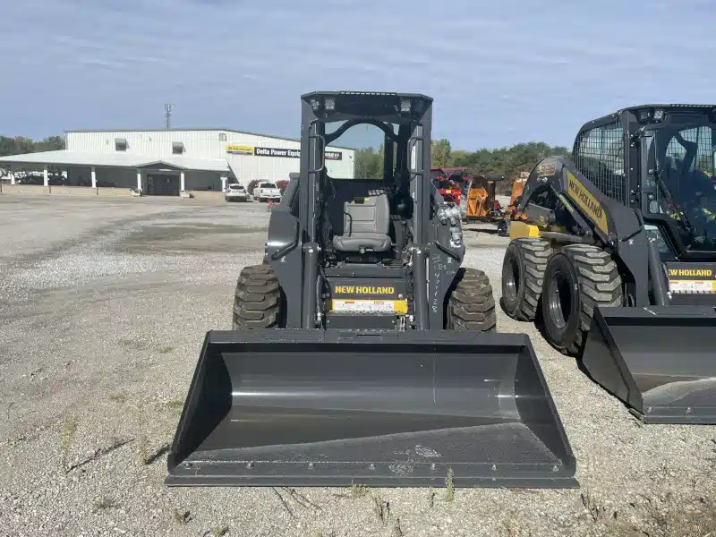 Gallery image 2 for 2026 New Holland L320 RG-NA Skid Steer