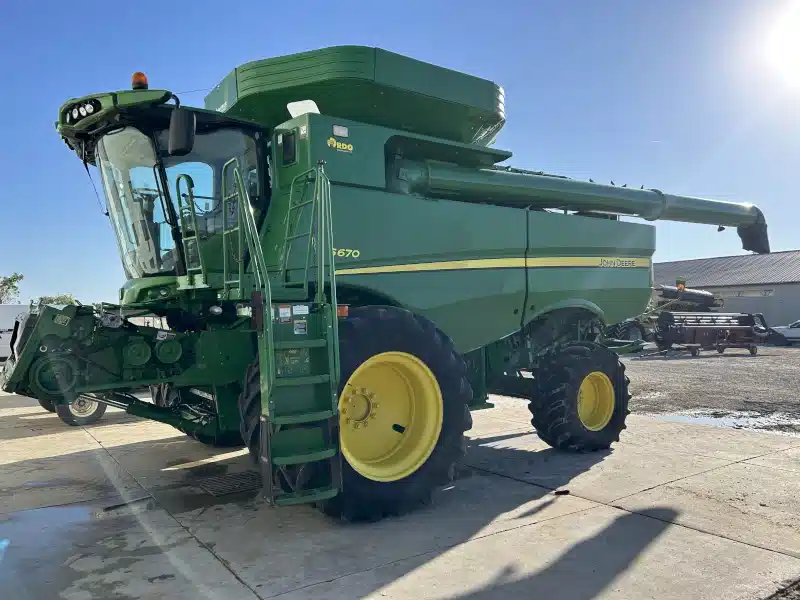Gallery image 1 for Used 2014 John Deere S670 Combine