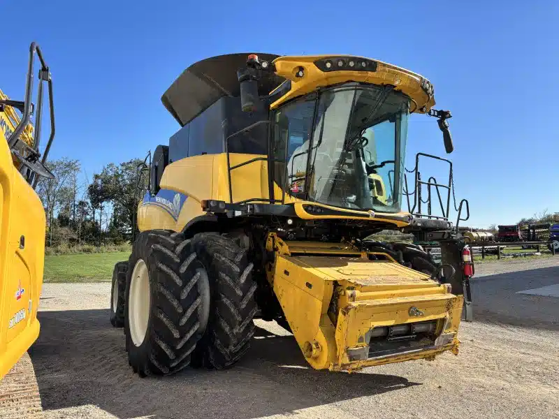 Gallery image 2 for 2016 New Holland CR8.90 Combine
