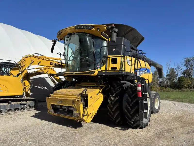 Gallery image 1 for 2016 New Holland CR8.90 Combine