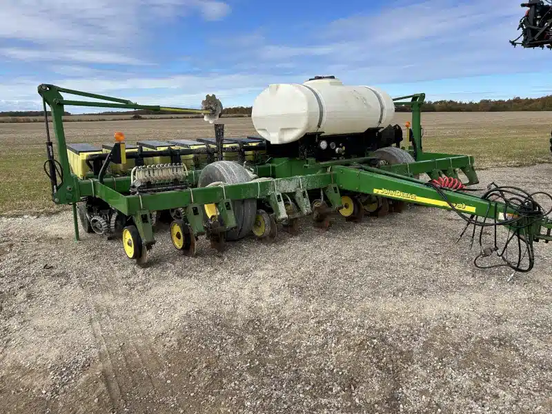 Gallery image 1 for Used 2005 John Deere 1780-12R Planter