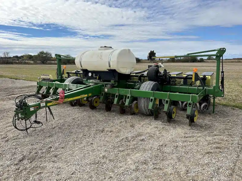 Gallery image 2 for Used 2005 John Deere 1780-12R Planter