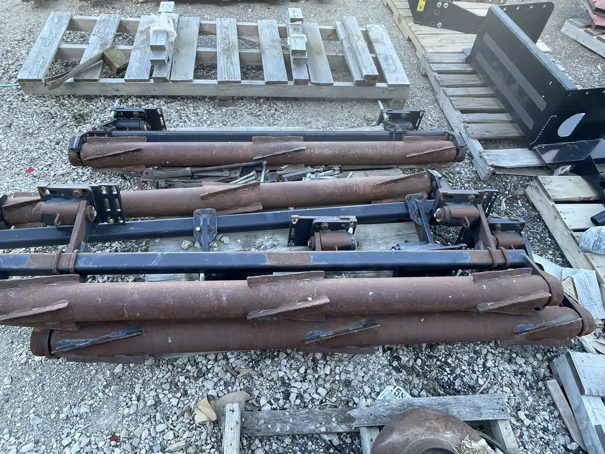 Gallery image 2 for Used 2014 Yetter DEVASTATOR Header - Row Crop