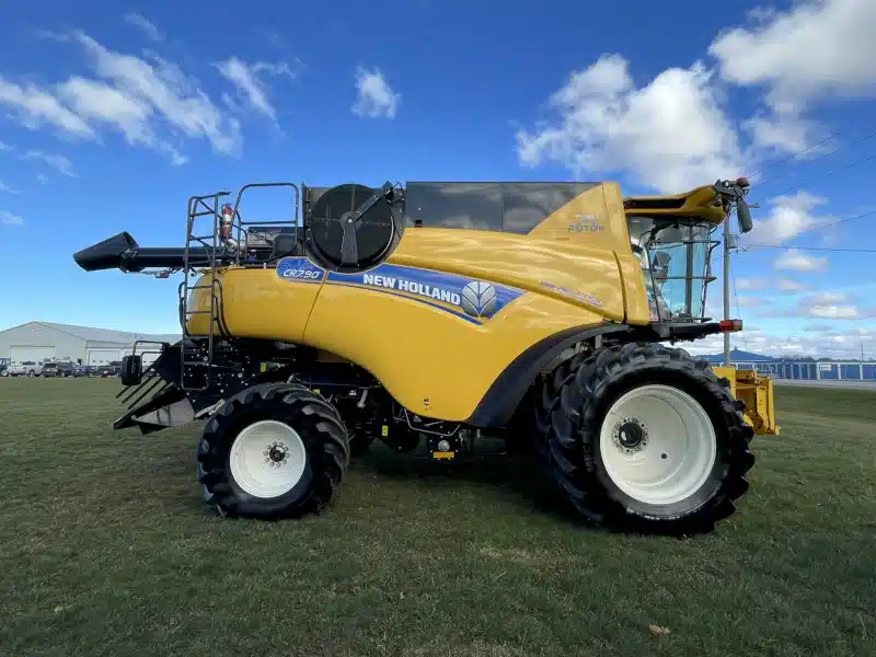 Gallery image 2 for 2022 New Holland CR7.90 Combine