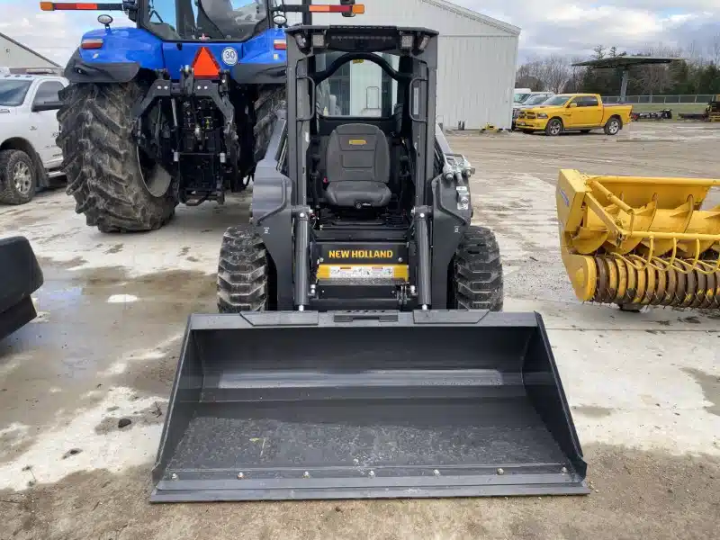Gallery image 2 for 2026 New Holland L320 RG-NA Skid Steer