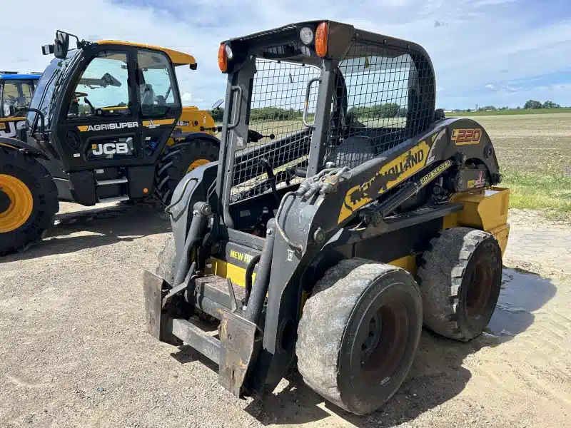 Photo de la Galerie 2 pour 2017 New Holland L220 chargeuse à direction à glissement
