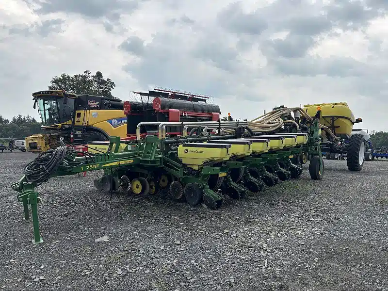 Gallery image 2 for 2016 John Deere 1775NT 16R30 Planter