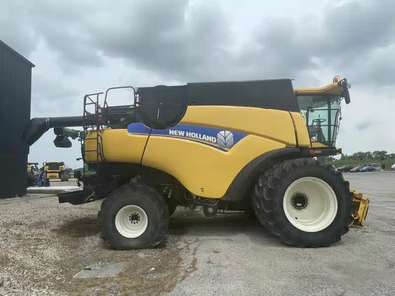 Gallery image 2 for 2013 New Holland CR6090 Combine
