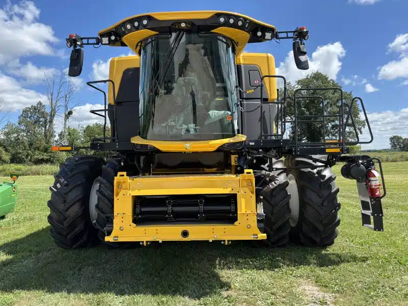 Gallery image 2 for 2026 New Holland CR10 WHEEL Combine