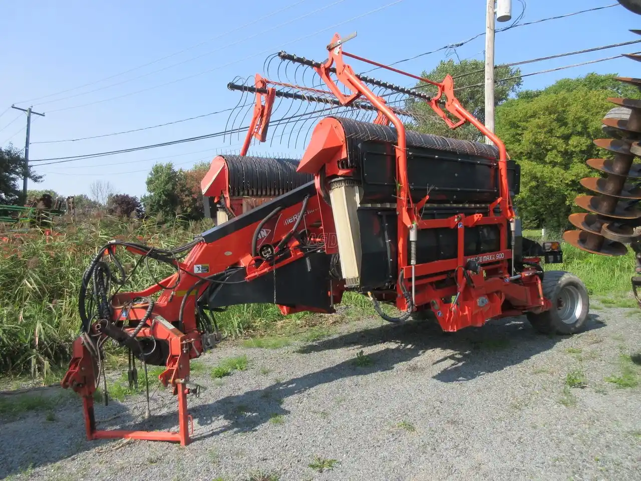 Gallery image 1 for Used 2014 Kuhn MERGE MAXX 900 Windrow Merger