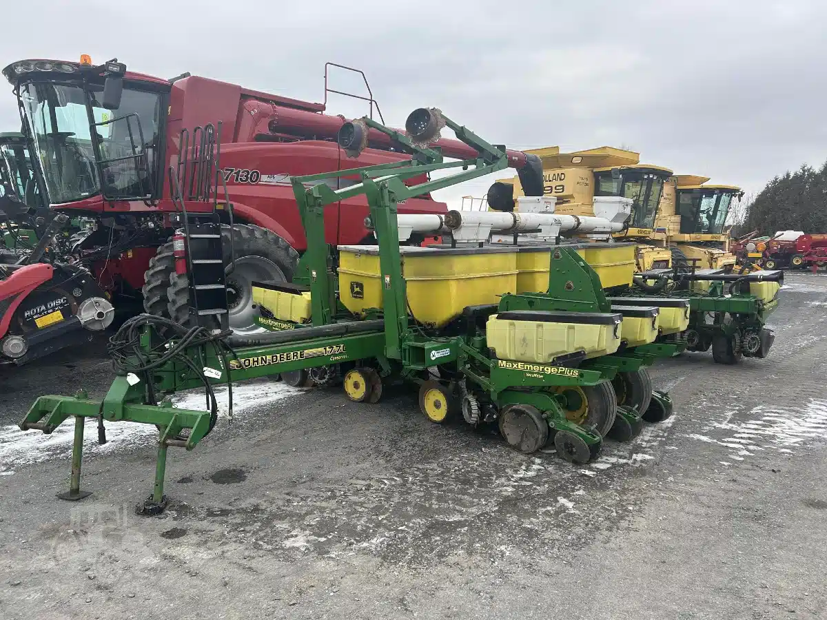 Gallery image 1 for Used John Deere 1770 Planter
