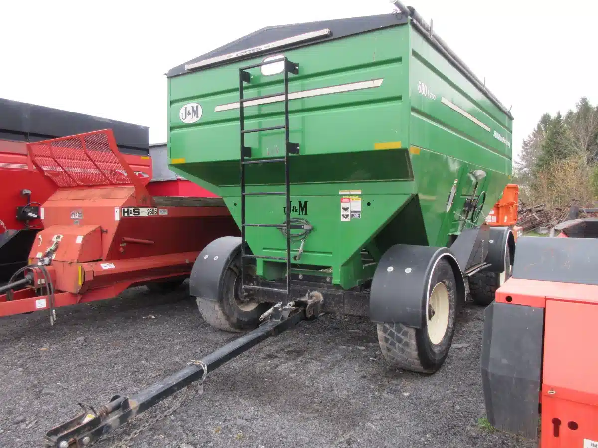 Gallery image 1 for Used J&M 680/760 Grain Cart