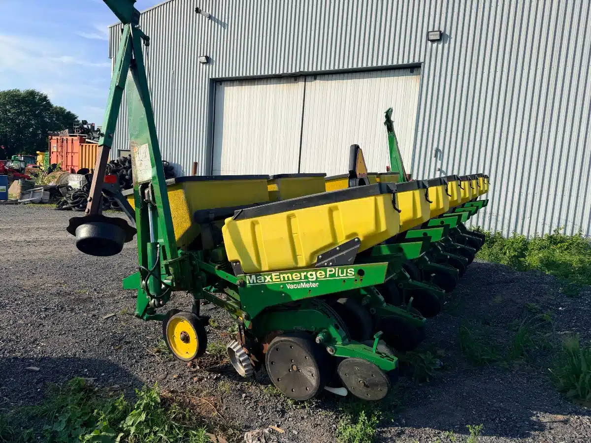 Gallery image 1 for John Deere 1750 Planter