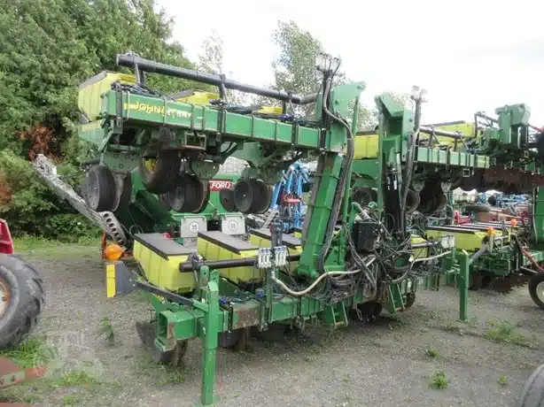 Gallery image 2 for John Deere 1720 Planter