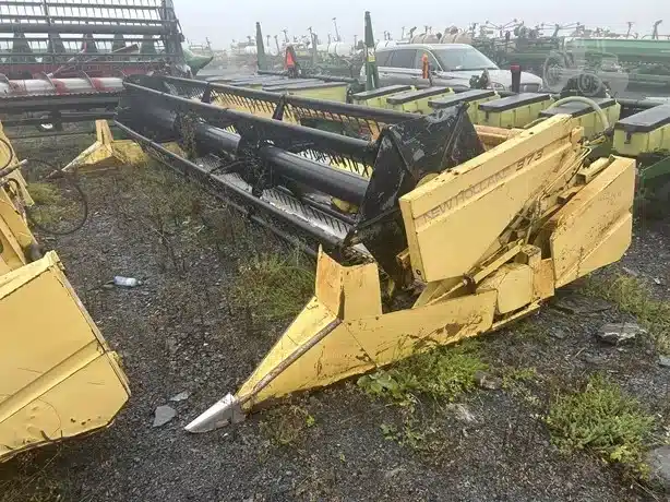 Gallery image 1 for New Holland 973 Header - Auger