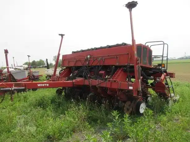 Photo de la Galerie 1 pour Agco White 6818 Planteur