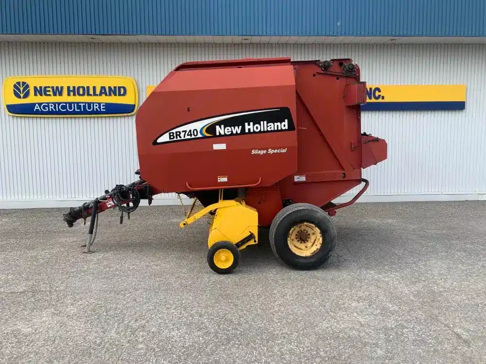 Photo de la Galerie 1 pour New Holland BR740 Presse à Balle Ronde