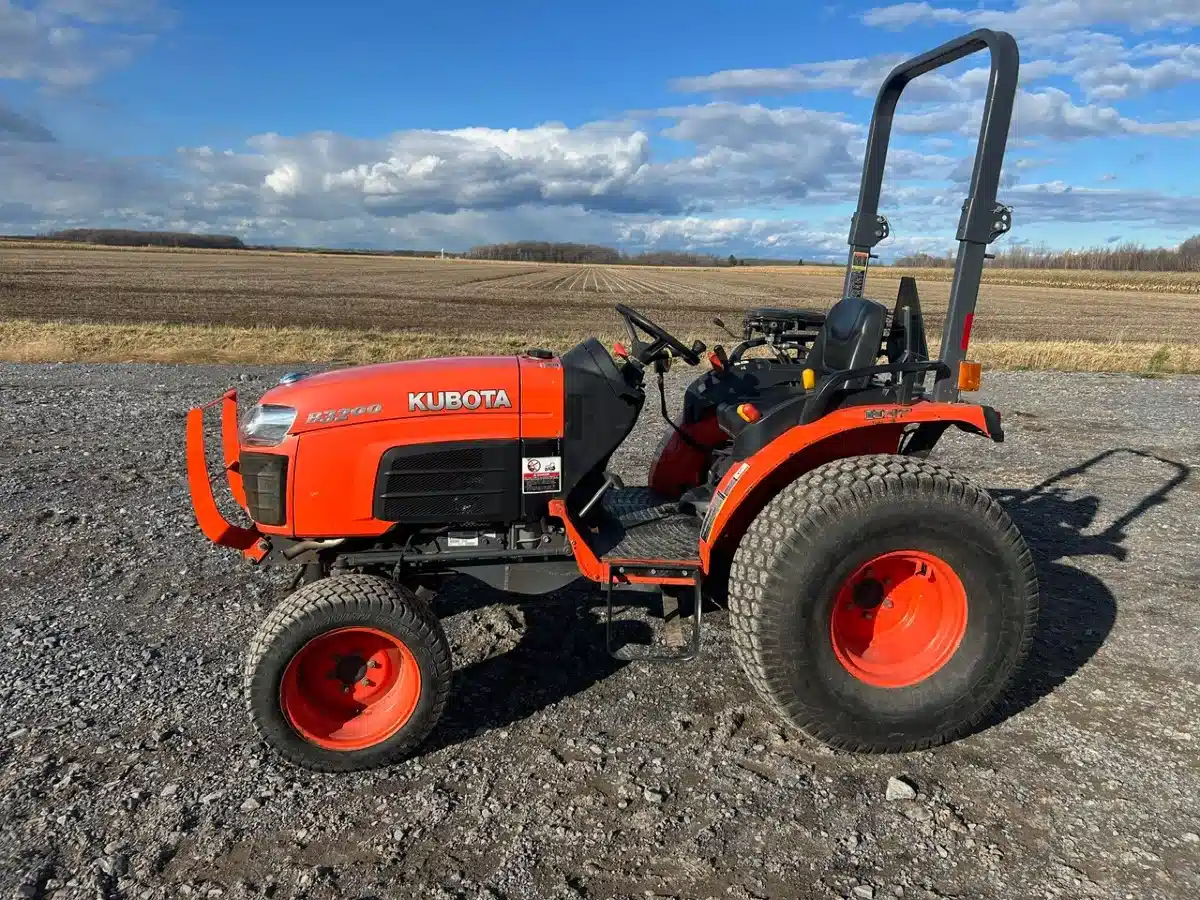 Gallery image 1 for Used 2013 Kubota B3200 Tractor