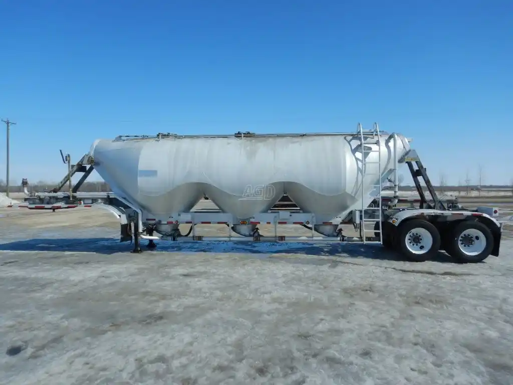 Gallery image 2 for 1997 J&L 42FT Tandem Aluminum Trailer - Pneumatic