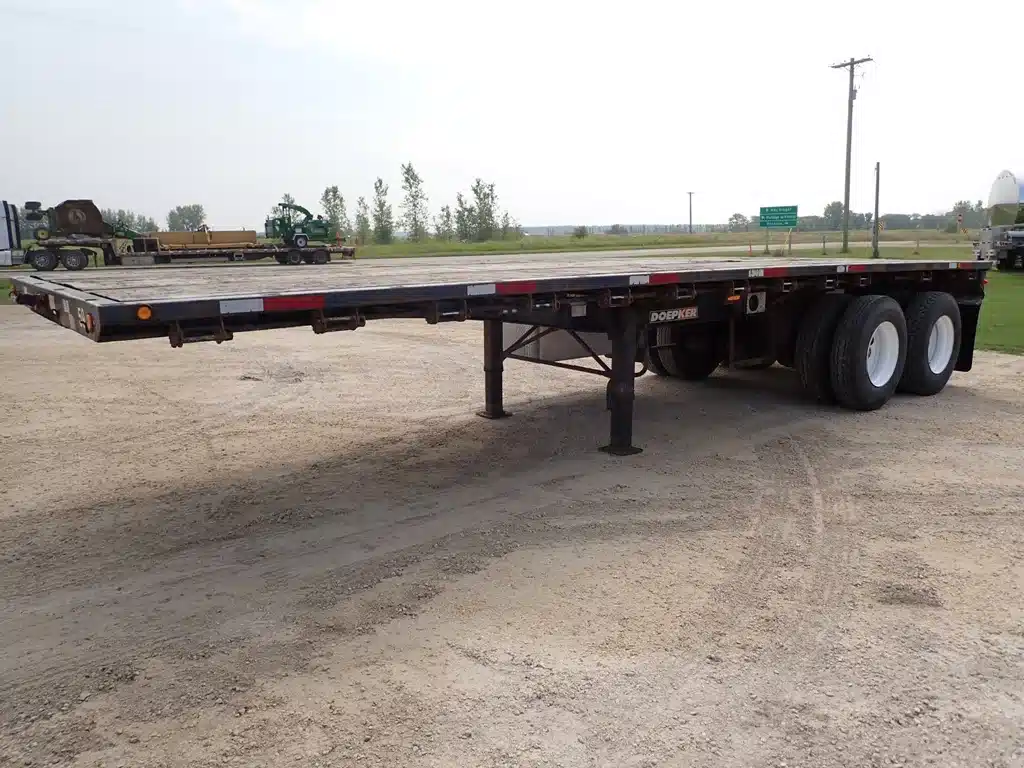 Used 2009 Doepker 28FT Tandem Pup Trailer Flat Deck AgDealer