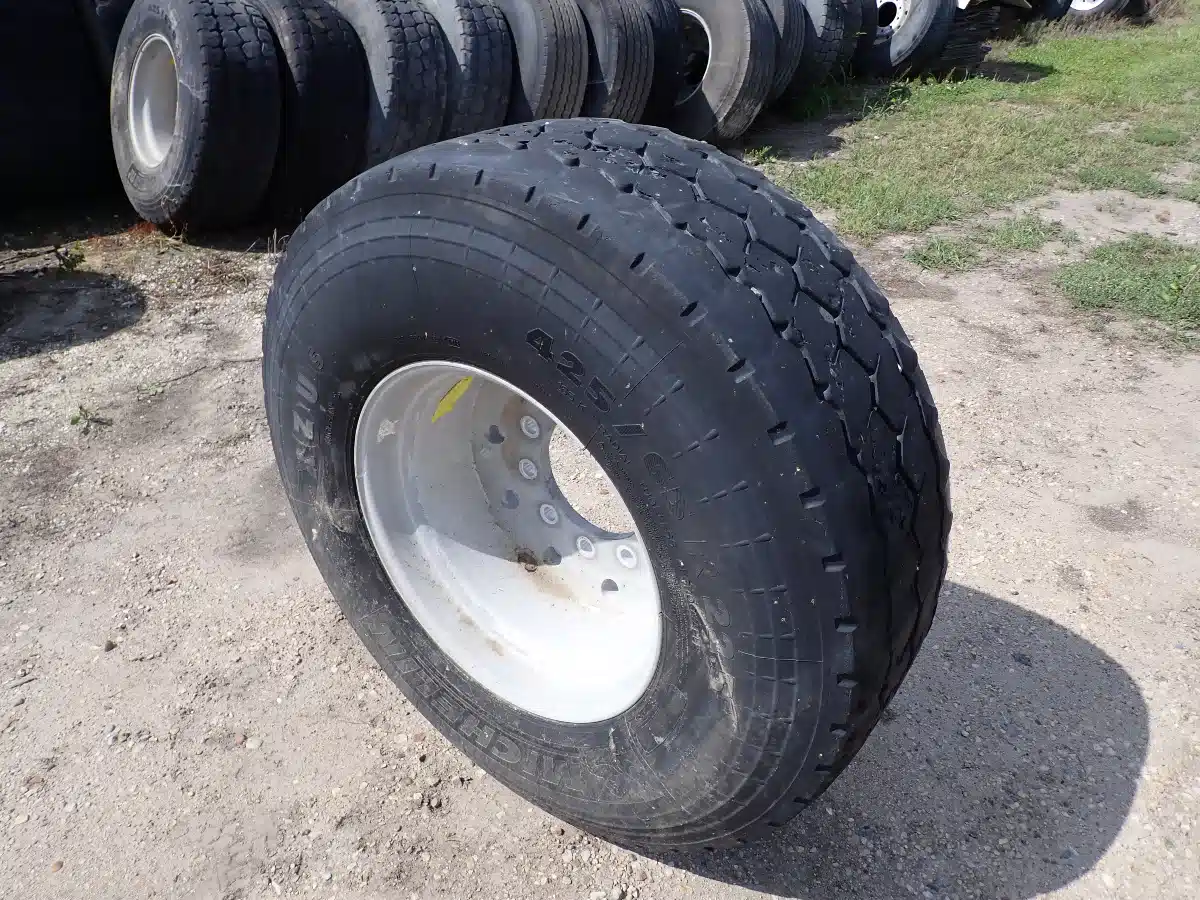 Gallery image 1 for Michelin 425/65R22.5 Super Singles Tires & Rims