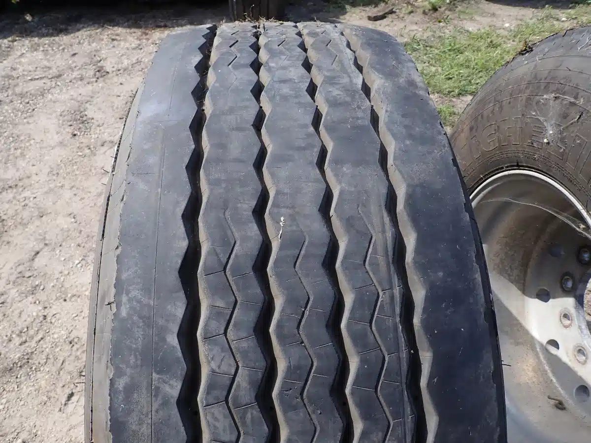 Gallery image 2 for Used Michelin 425/65R22.5 Super Singles