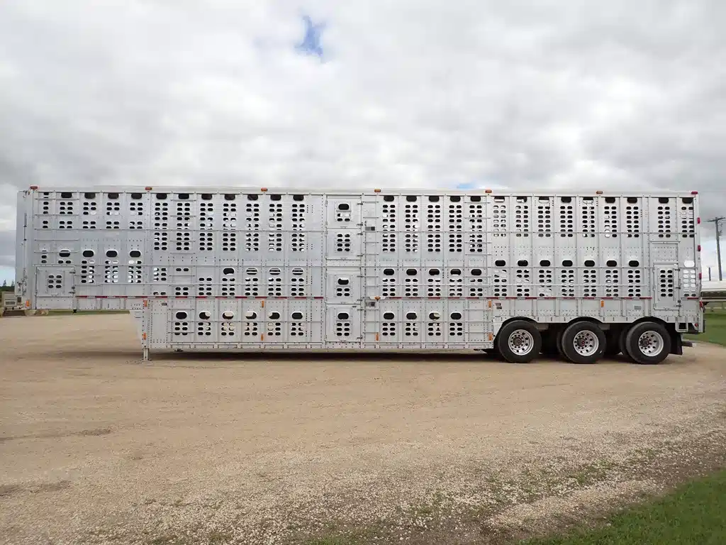 Gallery image 2 for Used 2011 Wilson 53FT Tridem w Hog Rail Trailer - Livestock