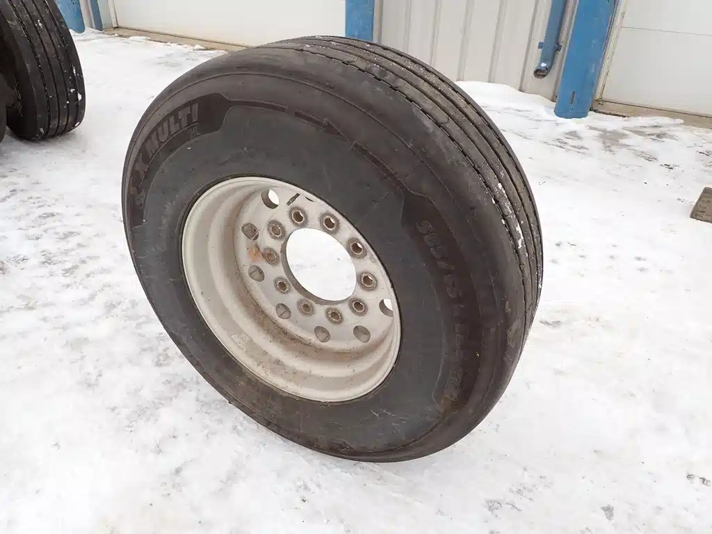 Gallery image 1 for Michelin 385/65R22.5 Super Single Tires & Rims