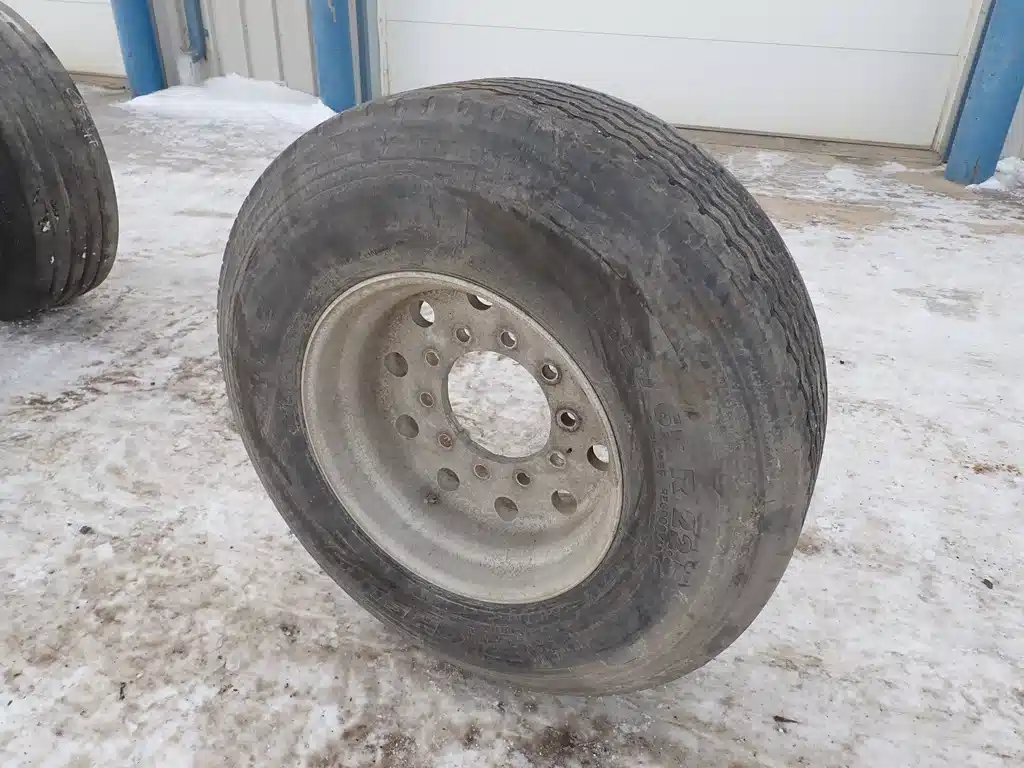 Gallery image 1 for Michelin 385/65R22.5 Super Single Tires & Rims