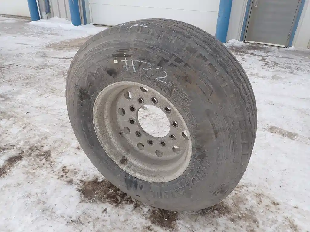 Photo de la Galerie 1 pour Bridgestone 385/65R22.5 Super Single Pneus et roues