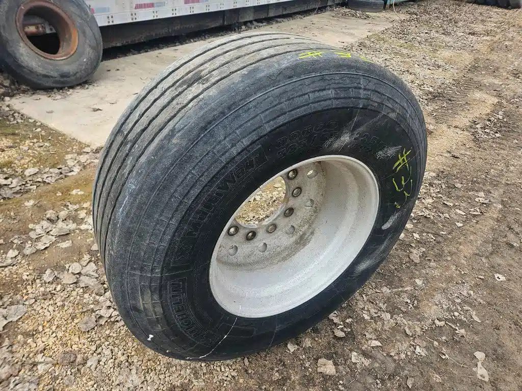 Gallery image 1 for Michelin 385/65R22.5 Super Single Tires & Rims