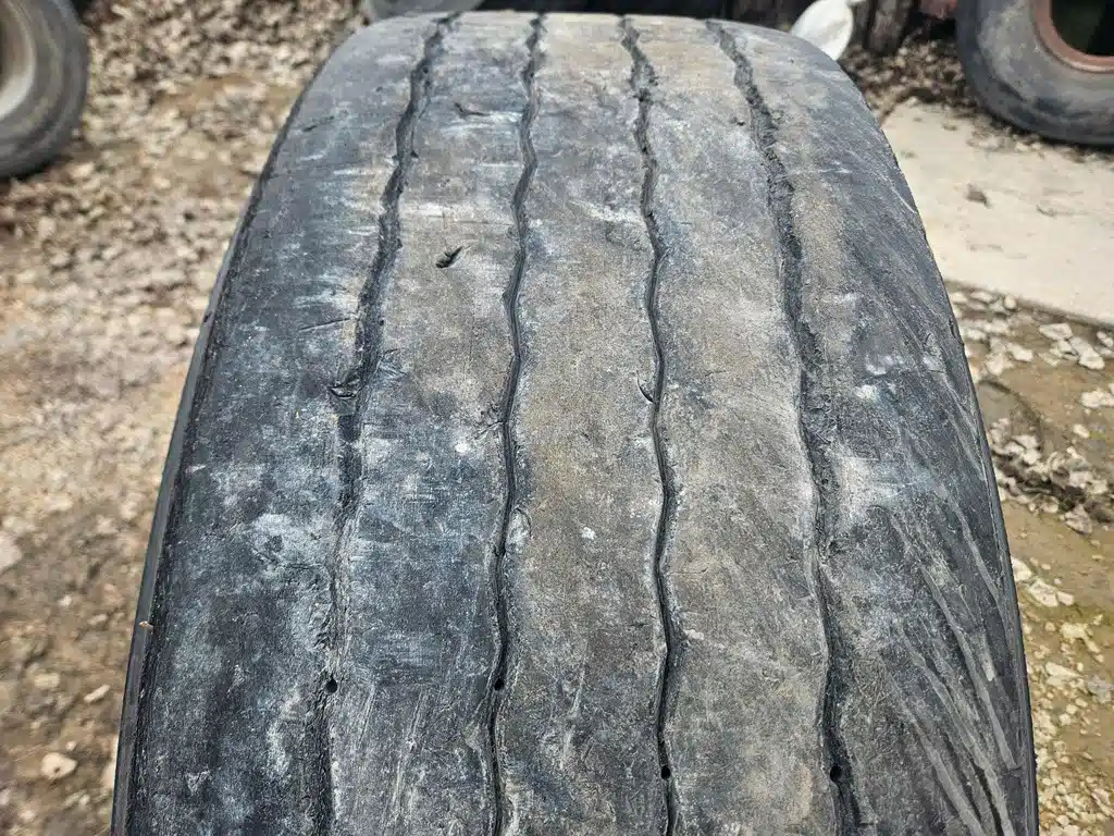 Gallery image 2 for Michelin 385/65R22.5 Super Single Tires & Rims