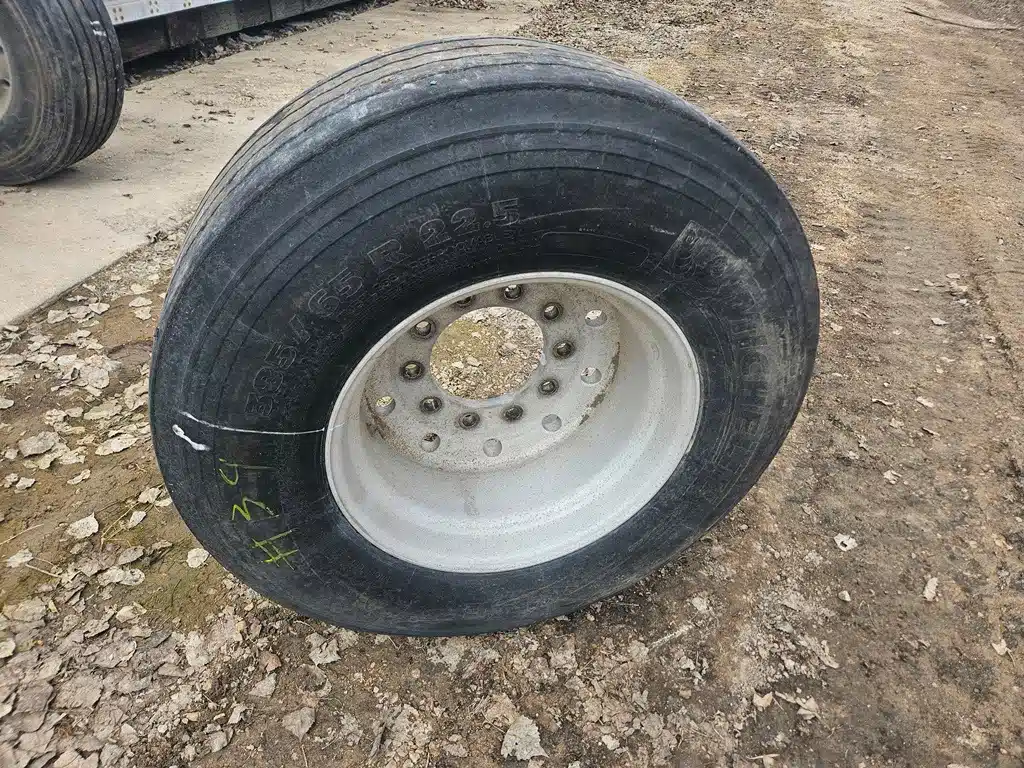 Gallery image 1 for Michelin 385/65R22.5 Super Single Tires & Rims