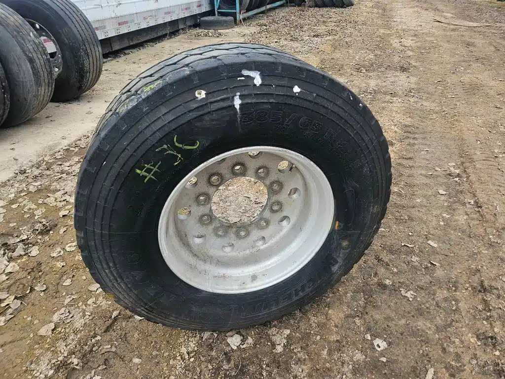 Gallery image 1 for Michelin 385/65R22.5 Super Single Tires & Rims