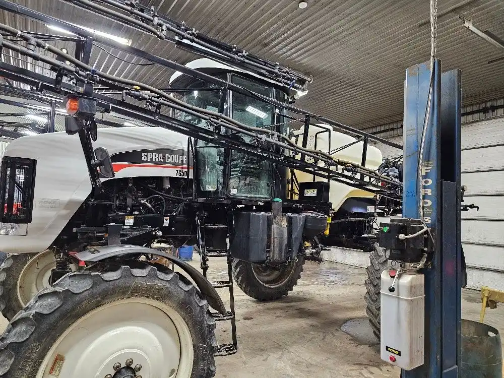 Gallery image 2 for Used Spra-Coupe 7650 Sprayer - Self Propelled