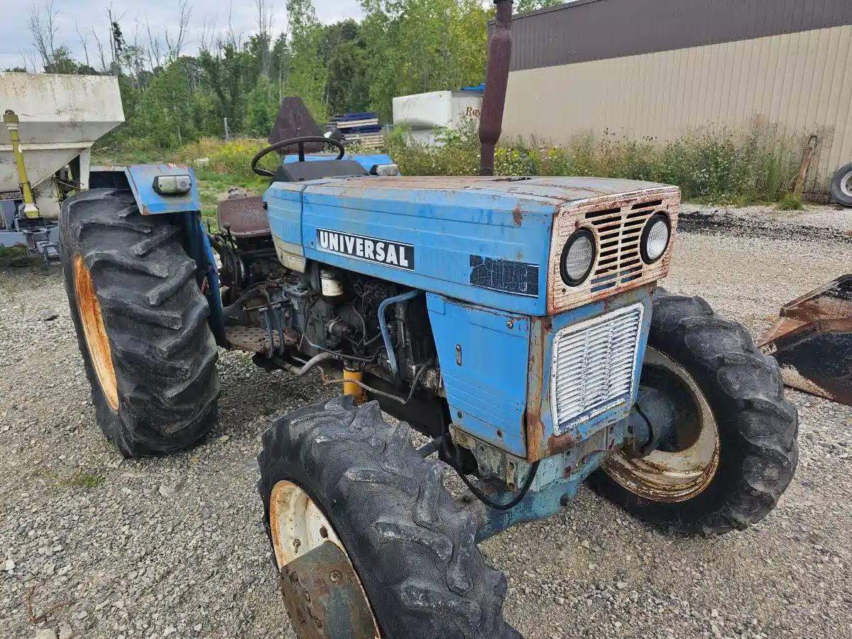 Gallery image 2 for Used Universal 640 DTC Tractor