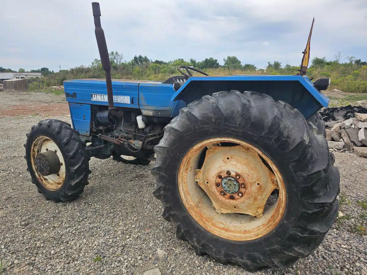 Used Universal 640 DTC Tractor
