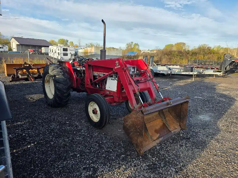Gallery image 2 for 1983 International 884 Tractor