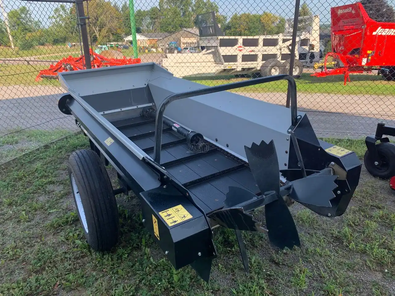 Gallery image 2 for Used Wallenstein MX50P Manure Spreader