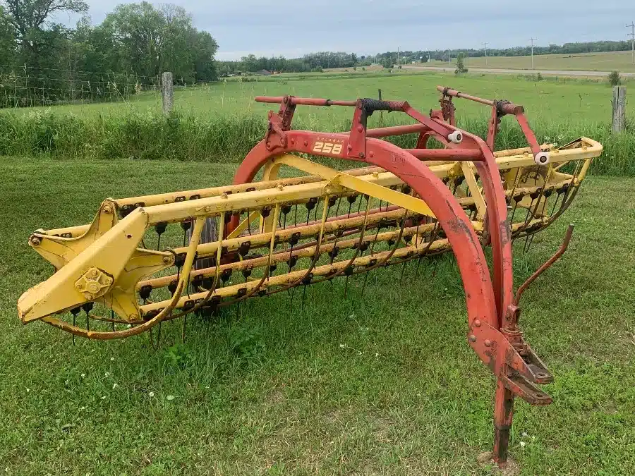Gallery image 1 for Used New Holland 258 Rake