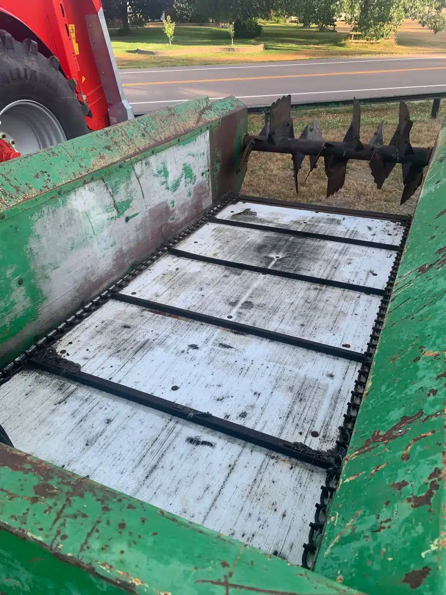 Gallery image 2 for Used John Deere 350 Manure Spreader