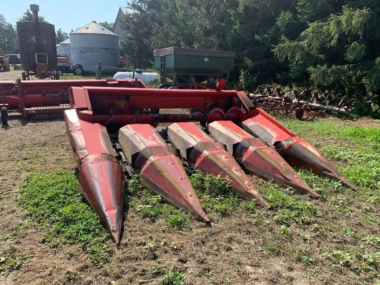 Gallery image 1 for Used Massey Ferguson 1143 Header - Row Crop