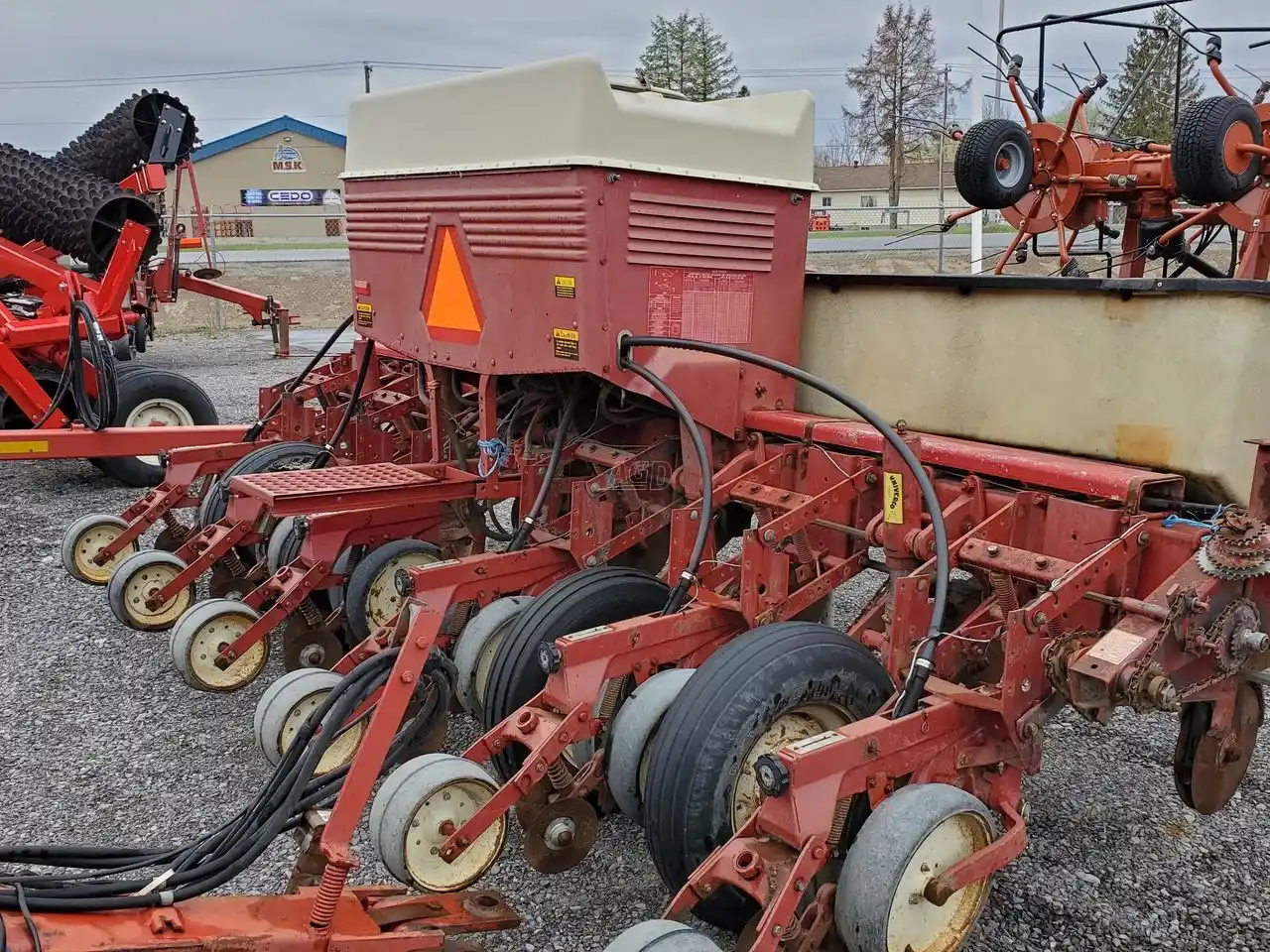 Gallery image 1 for Used International Harvester 800 Planter