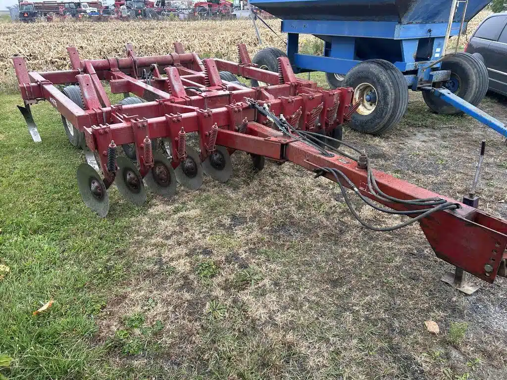Gallery image 2 for 2000 White 445 Cultivator