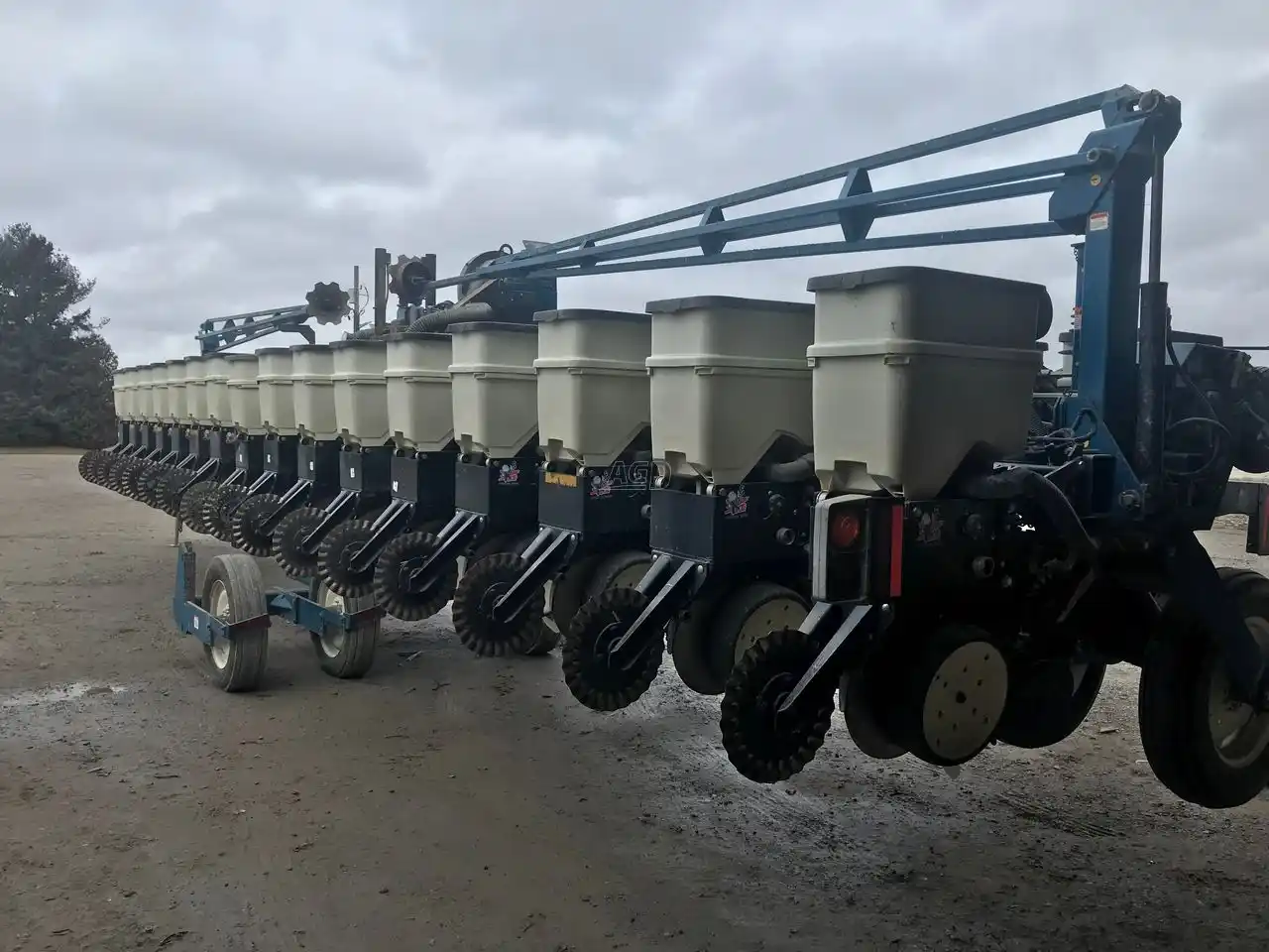 Gallery image 2 for Used 2009 Kinze 3600 Planter