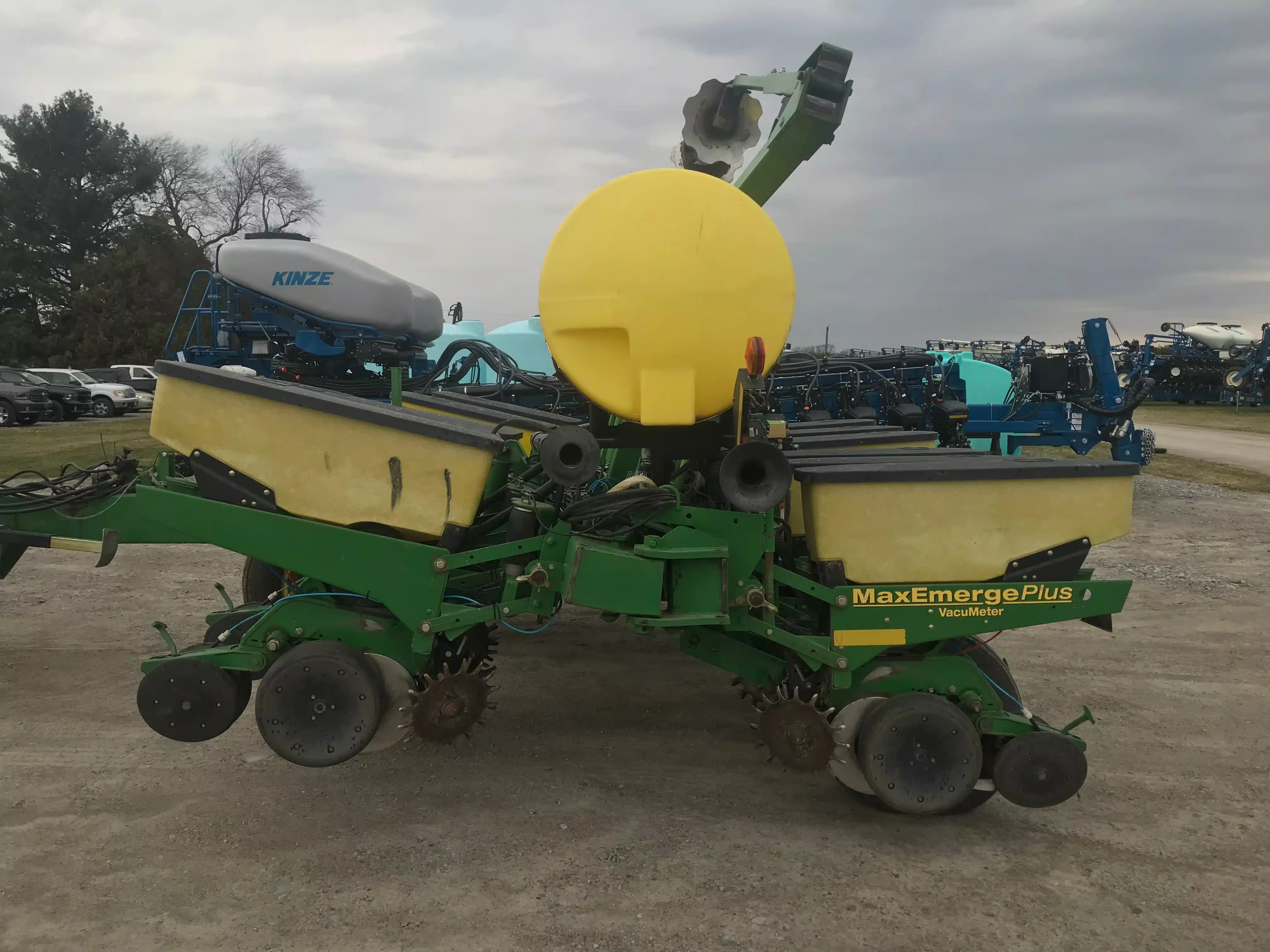 Gallery image 2 for Used John Deere 1760 Planter