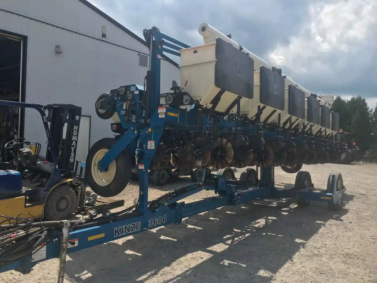 Gallery image 1 for Used 2008 Kinze 3600 Planter